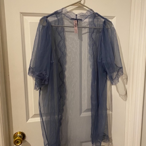 Robe - Picture 2 of 3